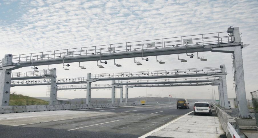 Multi-lane free-flow toll gantry
